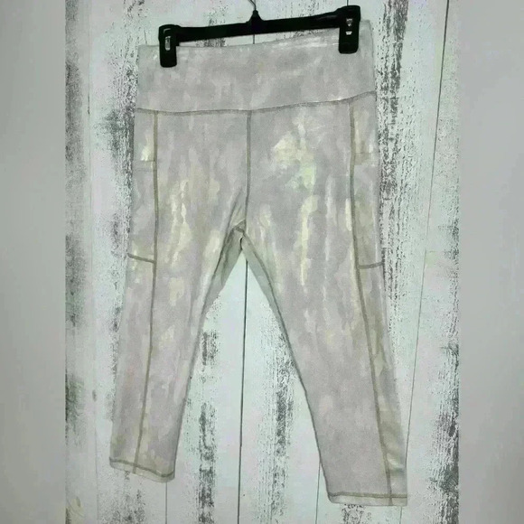 NWOT- ZYIA Silver Camo Metallic Pocket Light n Tight Hi-Rise Capri 20" Leggings - Picture 6 of 11